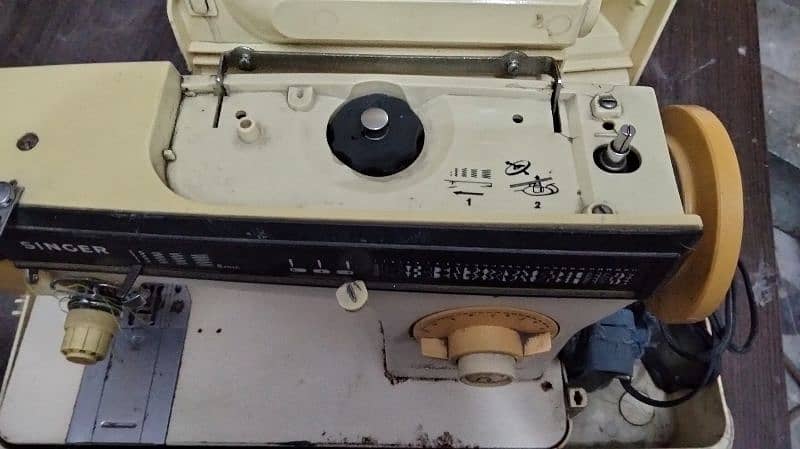 Urgent Sale Singer Sewing machine 1