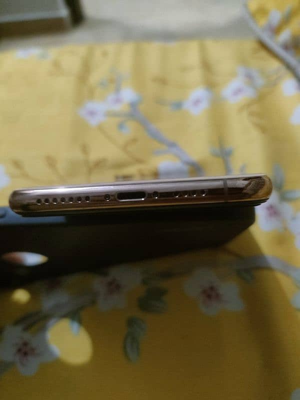 iPhone XS Max condition 10 / 10 gp 64 PTA Proof 3