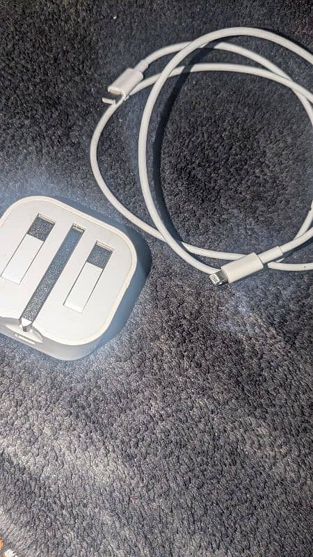 iphone charger original 10 by 10 condition 1