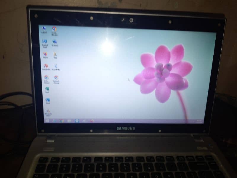 Samsung Laptop 1st Gen Windows 8 – Keyboard 80% Working + Free Mouse 9