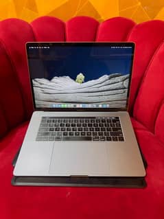 MacBook pro 2019 15.4 inch core i9 CTO 32GB RAM 512GB SSD 8 core GPu