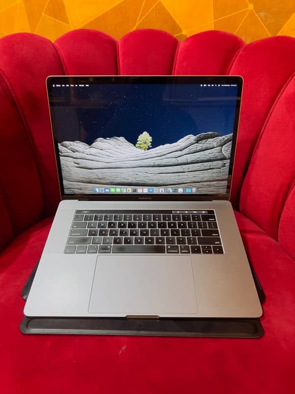 MacBook pro 2019 15.4 inch core i9 CTO 32GB RAM 512GB SSD 8 core GPu 0