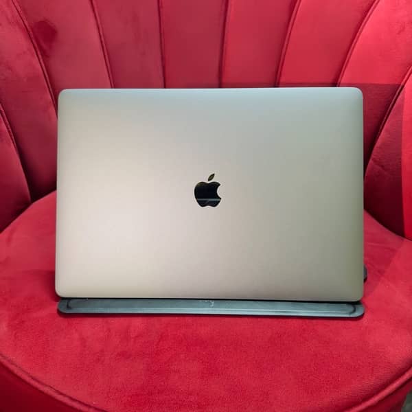 MacBook pro 2019 15.4 inch core i9 CTO 32GB RAM 512GB SSD 8 core GPu 1