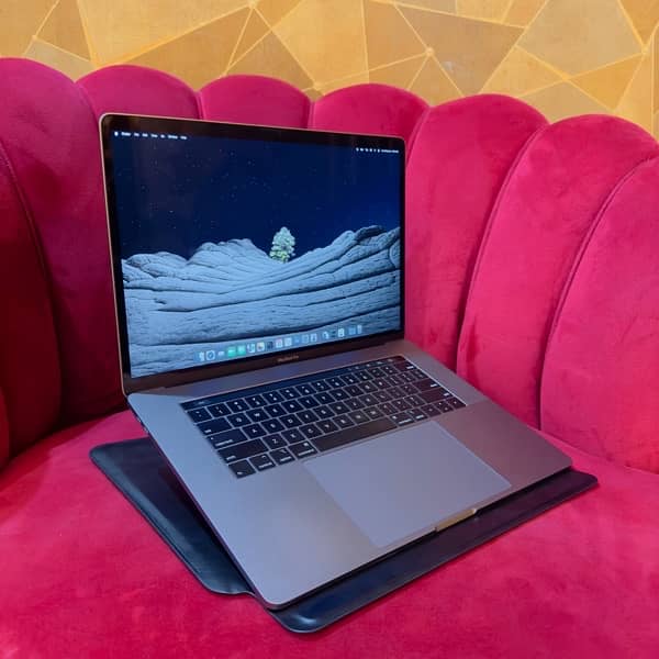 MacBook pro 2019 15.4 inch core i9 CTO 32GB RAM 512GB SSD 8 core GPu 2