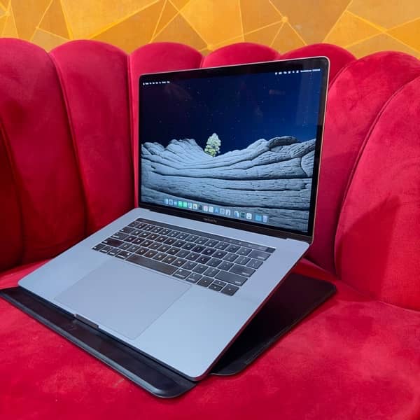 MacBook pro 2019 15.4 inch core i9 CTO 32GB RAM 512GB SSD 8 core GPu 3