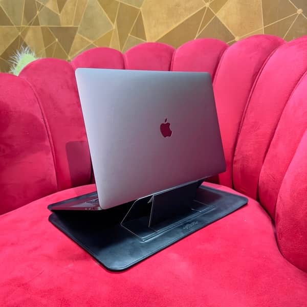 MacBook pro 2019 15.4 inch core i9 CTO 32GB RAM 512GB SSD 8 core GPu 5