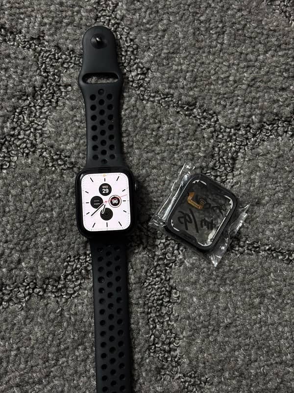 Apple watch series 6 44mm nike edition with extra body 3