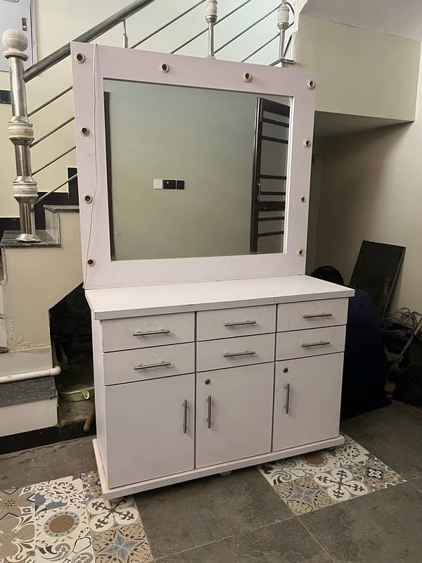 dressing table with 6 drawers and 2 cabinets 2