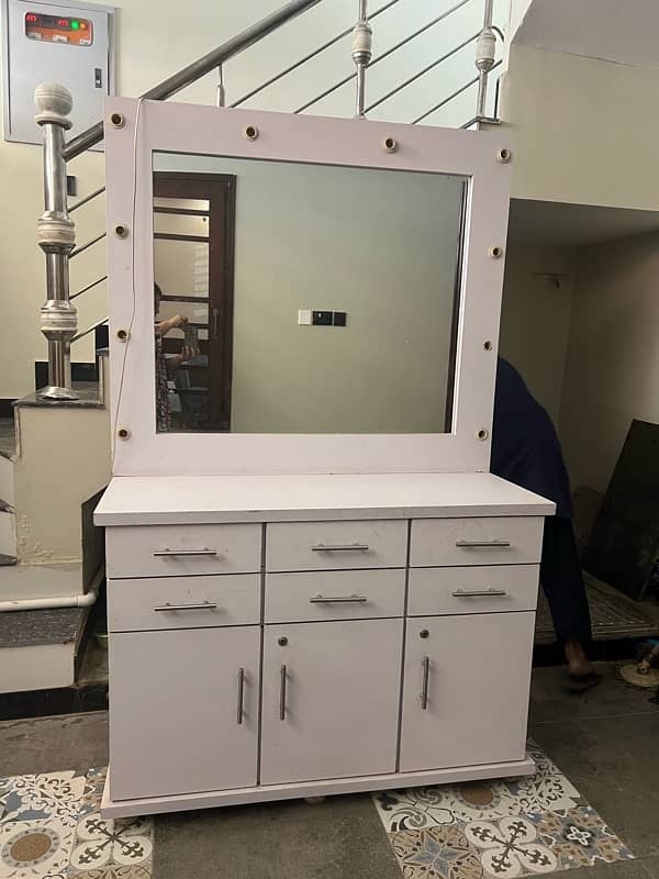 dressing table with 6 drawers and 2 cabinets 3