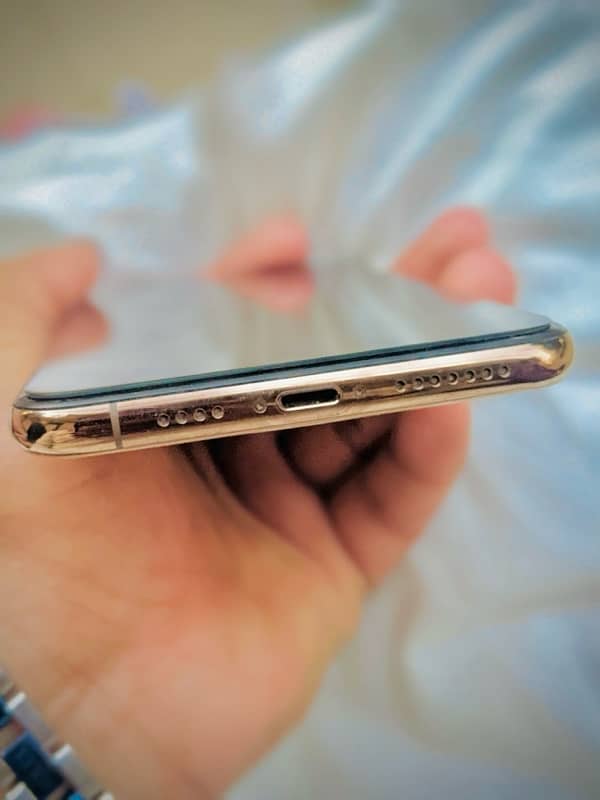 i phone xs max pta approve 256gb Gold colour 3