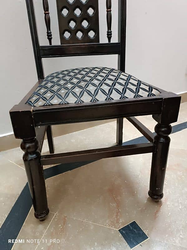 01 Dining table and 4 chairs are for sale in reasonable price 3