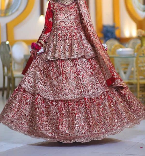 Indian bridal lehenga with jewellery 3