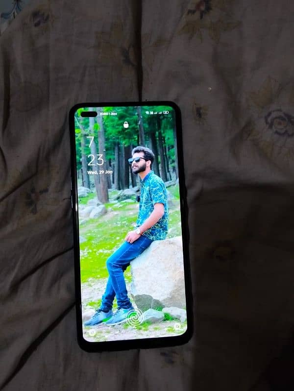 oppo f17 pro mbile chrjr jnion box k sath h koi falt nhi exchnj psble. 4