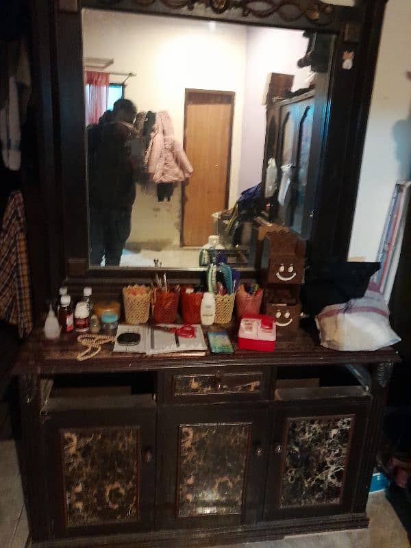 Dressing and Table 0