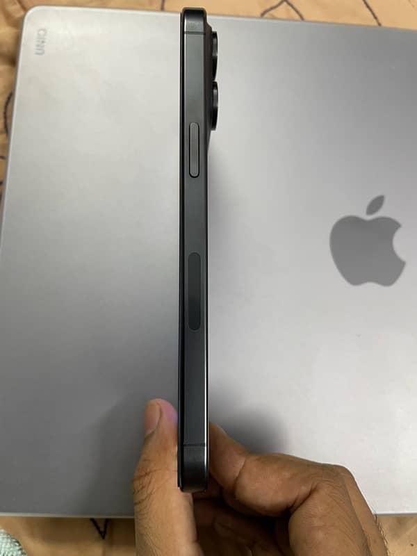 iPhone 15 pro max jv 256gb Black 3