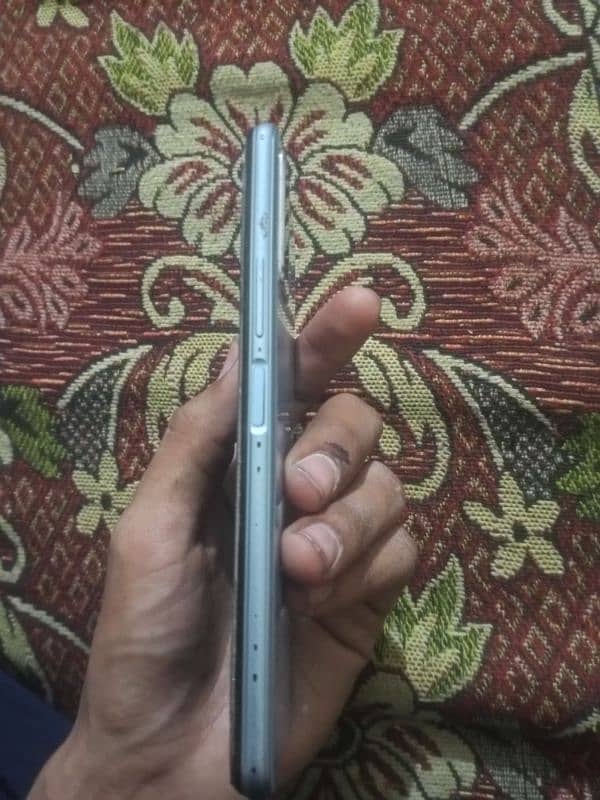 Vivo y12 a 3.32 panel change hai Glass upr se halka sa crack ha 3