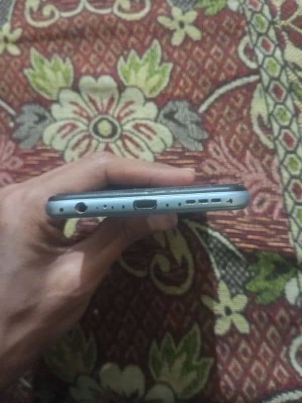 Vivo y12 a 3.32 panel change hai Glass upr se halka sa crack ha 4