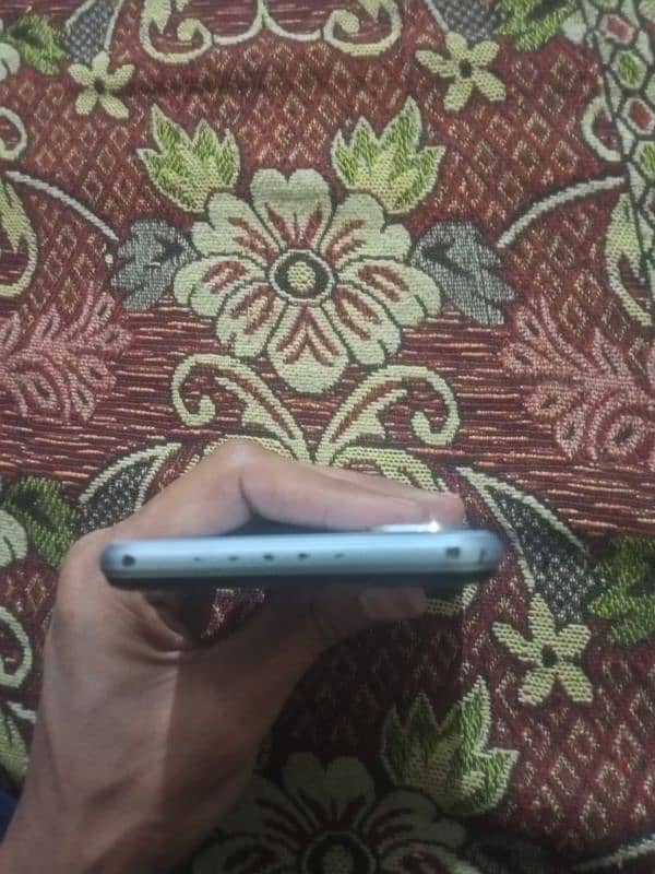 Vivo y12 a 3.32 panel change hai Glass upr se halka sa crack ha 5