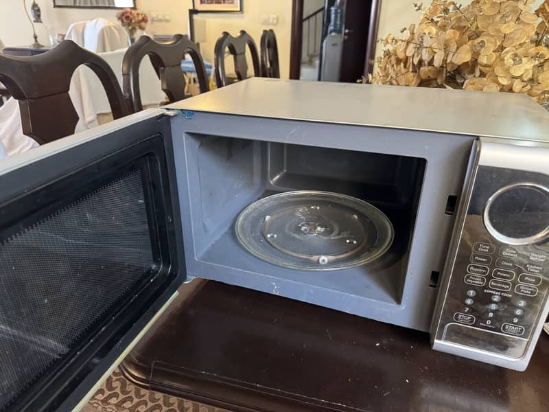 10/10 kenwood microwave, never been used so it's dusty 3