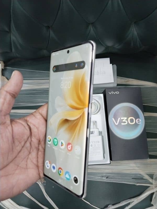 VIVO V30e 1