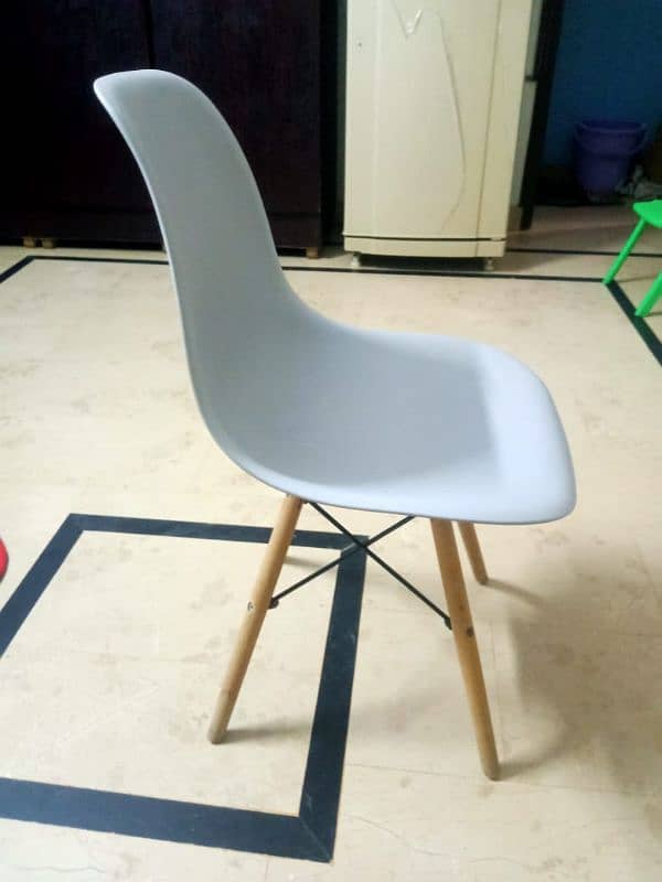 Imported flexible fiber chair. 1