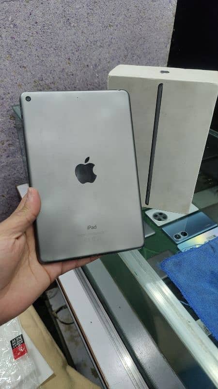 I pad mini 5 with box 0