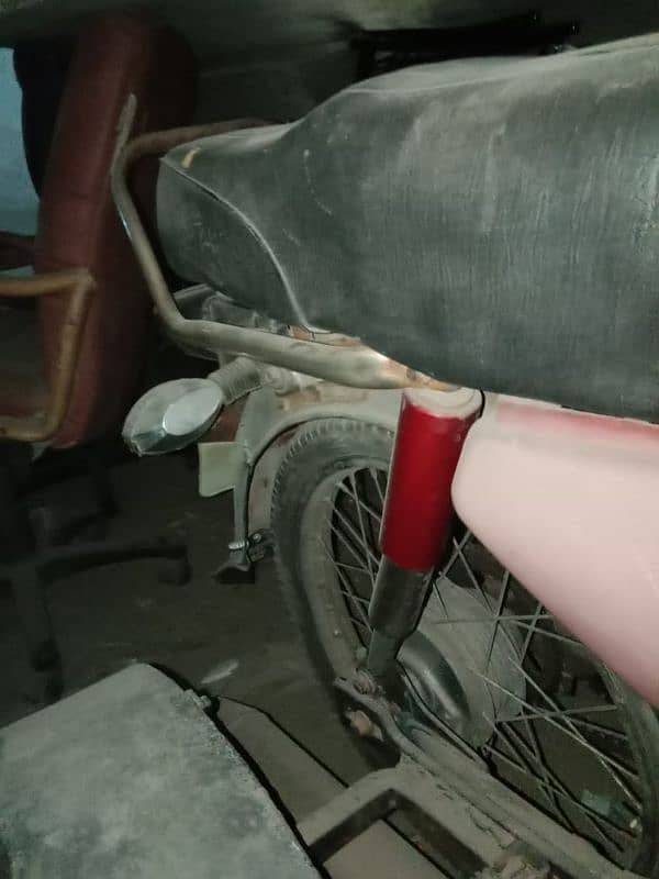 Honda CD70 with three tires for sale 2