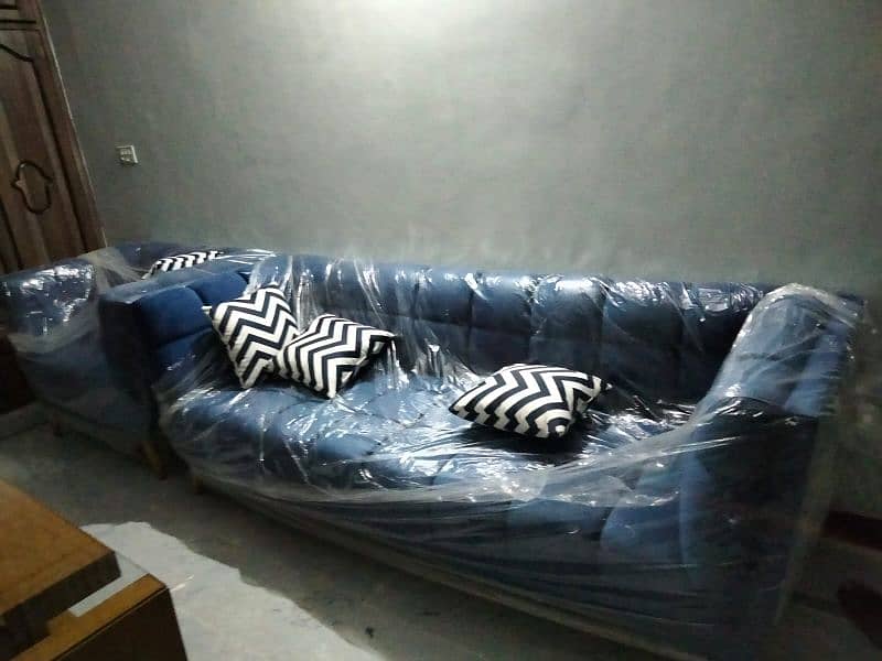 5 seater sofa set and table is for sale 0