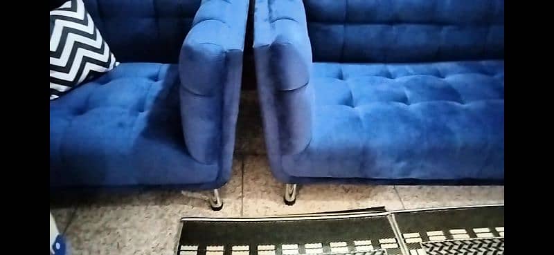 5 seater sofa set and table is for sale 6