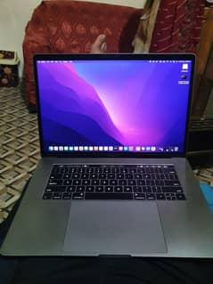 macbook pro 2017 16gb ram/ 1 tb / 4 gb graphic card