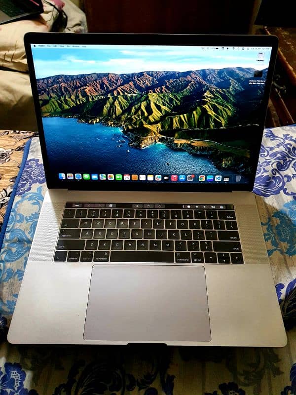 macbook pro 2017 16gb ram/ 1 tb / 4 gb graphic card 5