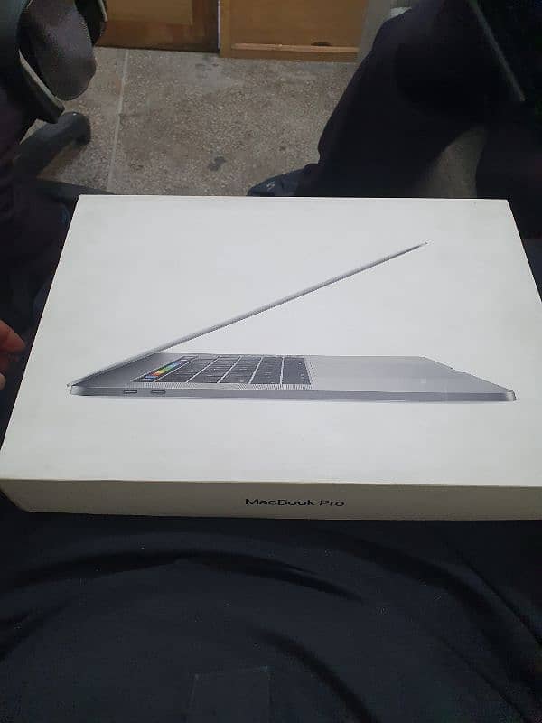 macbook pro 2017 16gb ram/ 1 tb / 4 gb graphic card 6