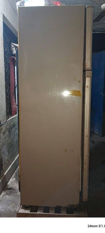 Dawlance full size fridge with 100% cooling for urgent sale 1