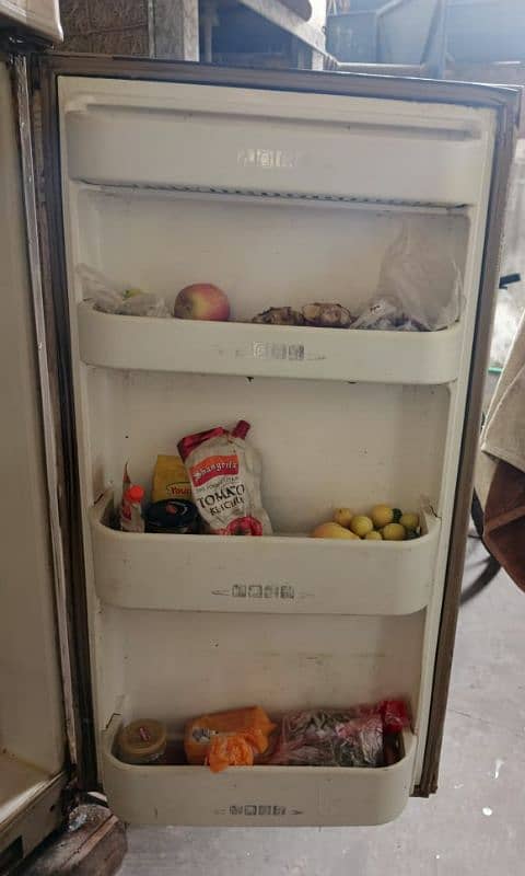 Dawlance full size fridge with 100% cooling for urgent sale 2