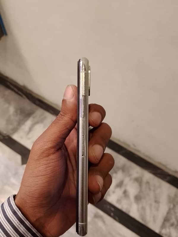 Selling my Iphone XS 64GB Non-PTA(Jv) 2