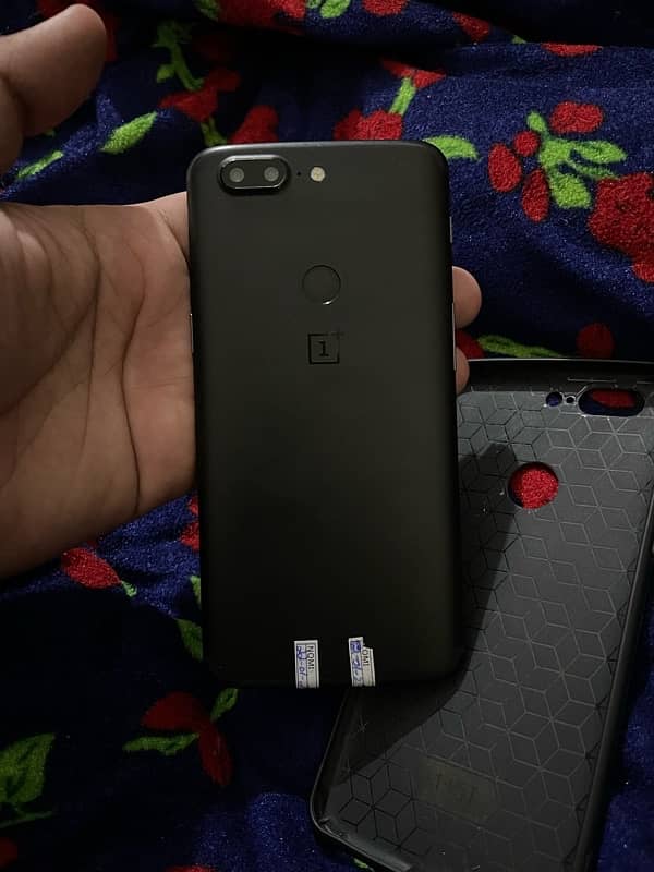 One plus 5t Available in Reasonable price 1