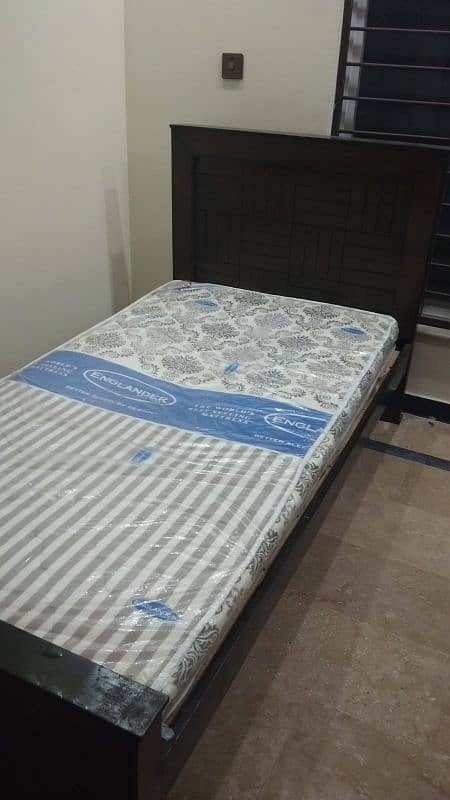 Single bed with matress 0