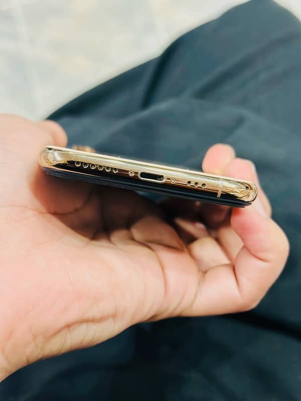 iphone xs Golden colour 3