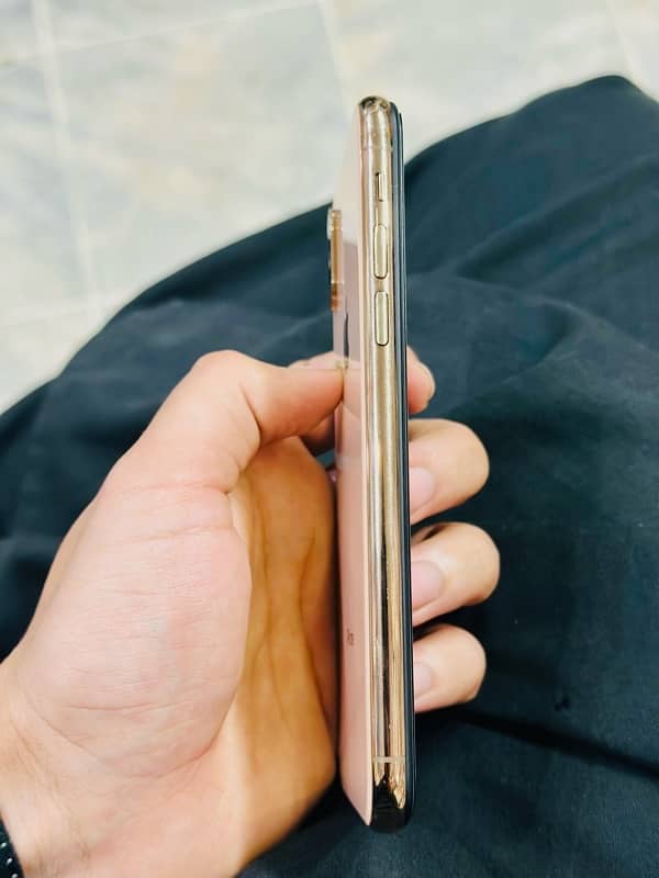 iphone xs Golden colour 5