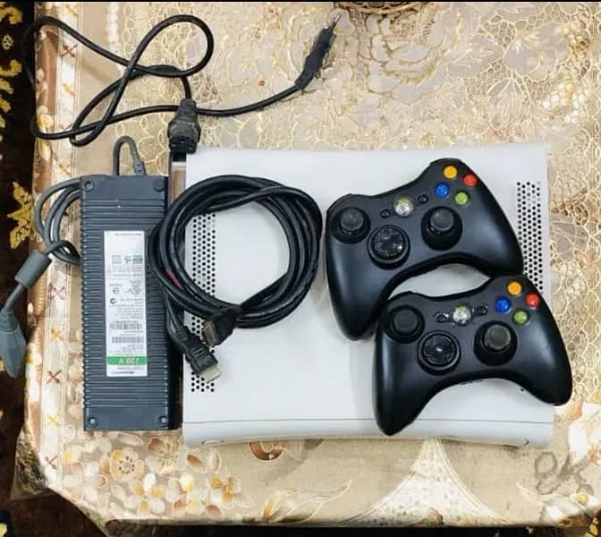 xbox 360 White Fat . 2 wired controllers . 1 wireless 0