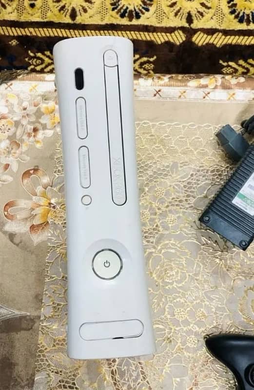 xbox 360 White Fat . 2 wired controllers . 1 wireless 2