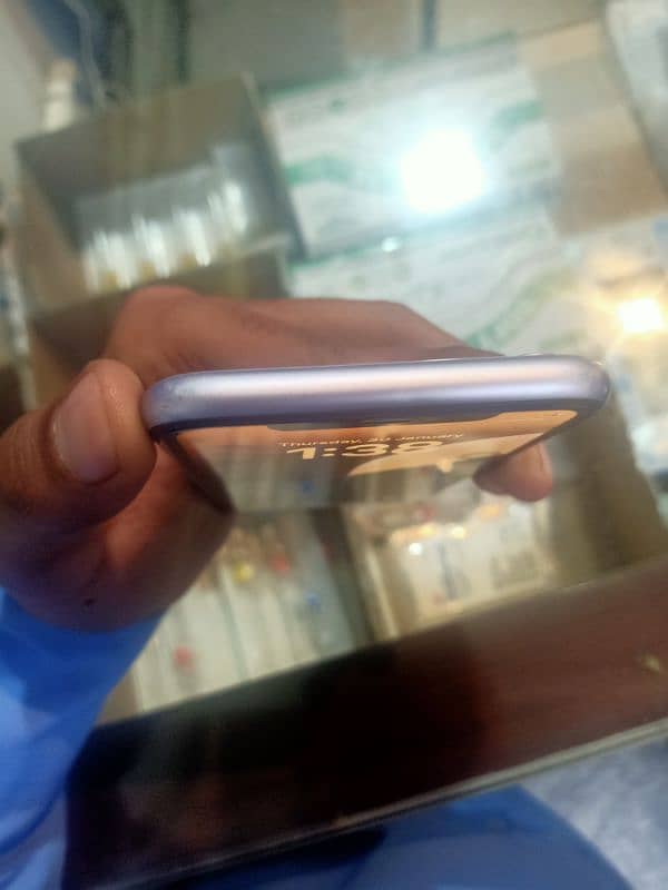 iphone 11 64 gb 10/9 condition 5