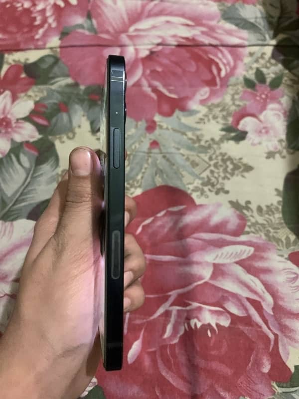 I am selling iPhone 12 non pta jv 64gb 7