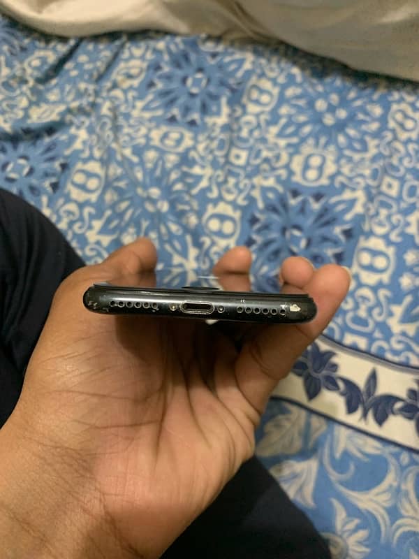 iPhone 7 128gb pta aproved minor glass crak 2