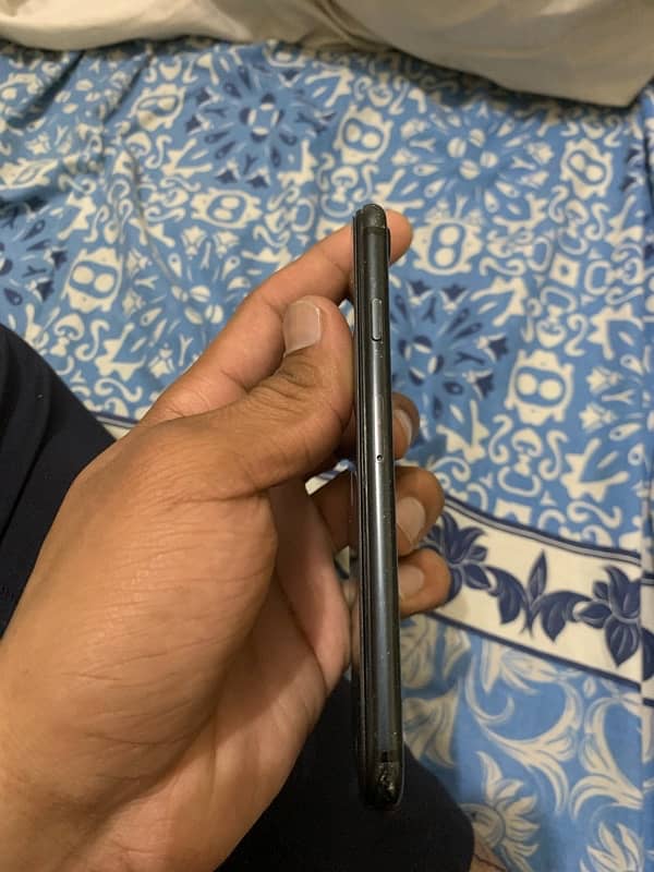 iPhone 7 128gb pta aproved minor glass crak 4