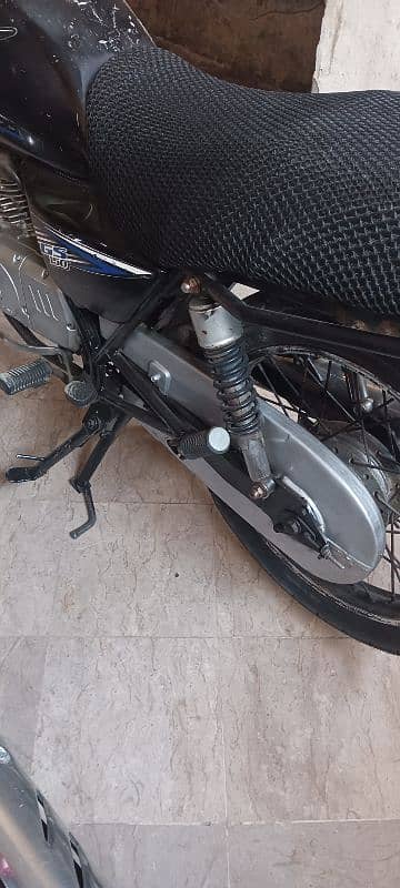 Suzuki gs 150 price fix hai pics mai ap dekh sakty hai 3