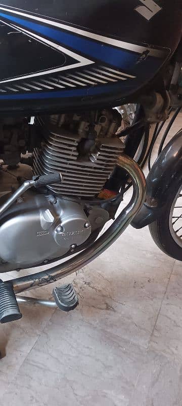 Suzuki gs 150 price fix hai pics mai ap dekh sakty hai 5