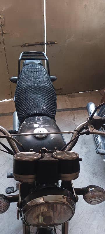 Suzuki gs 150 price fix hai pics mai ap dekh sakty hai 8