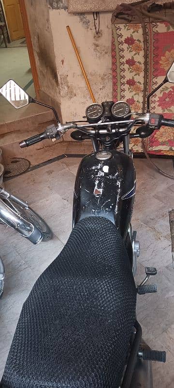 Suzuki gs 150 price fix hai pics mai ap dekh sakty hai 9