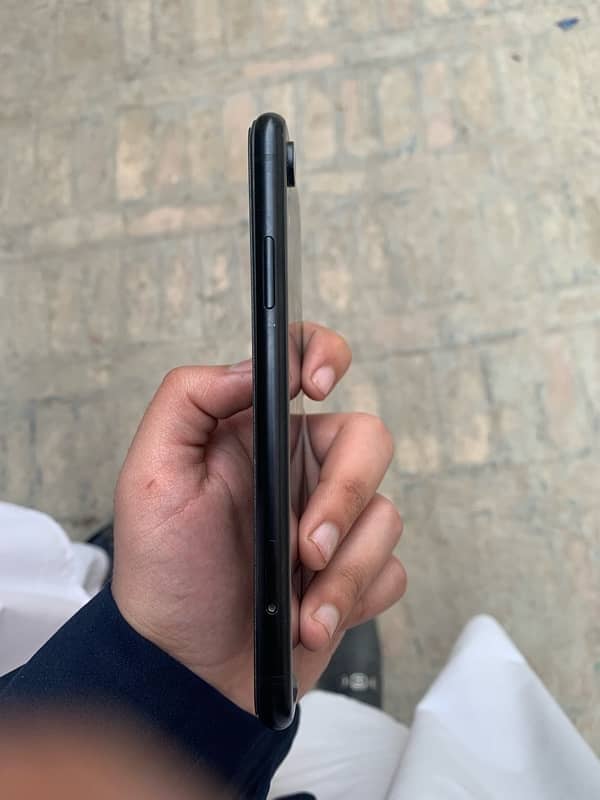 iphone xr new like used 10/10 condition 2